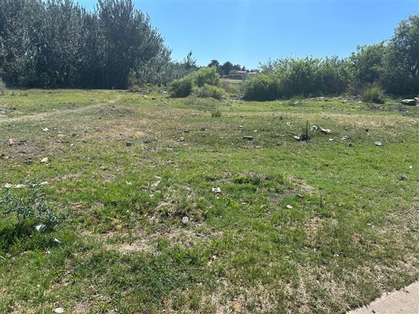 1 350 m² Land