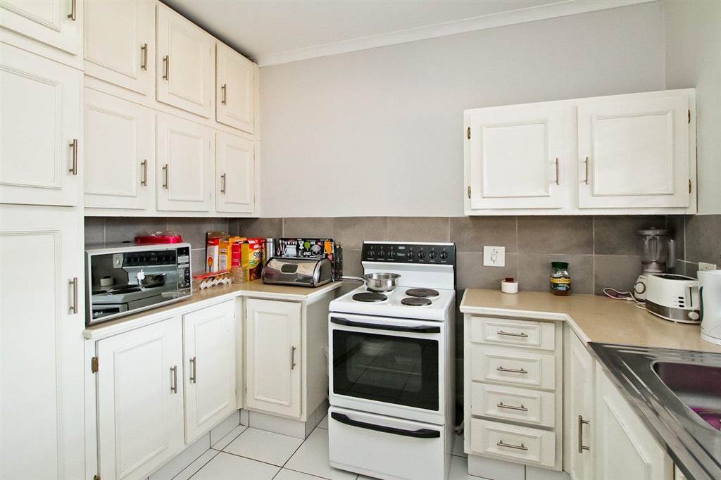 2 Bed Apartment in Sandown photo number 3