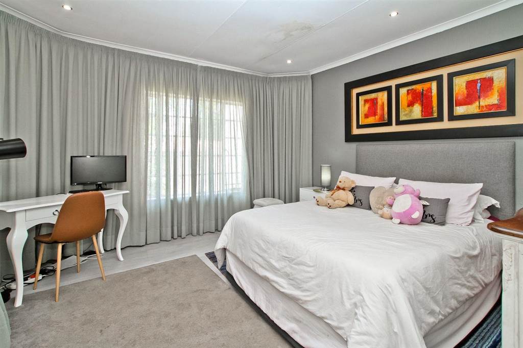 2 Bed Apartment in Sandown photo number 8