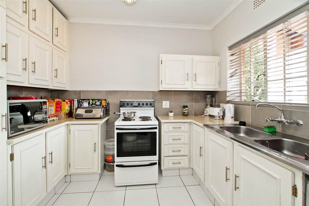 2 Bed Apartment in Sandown photo number 2