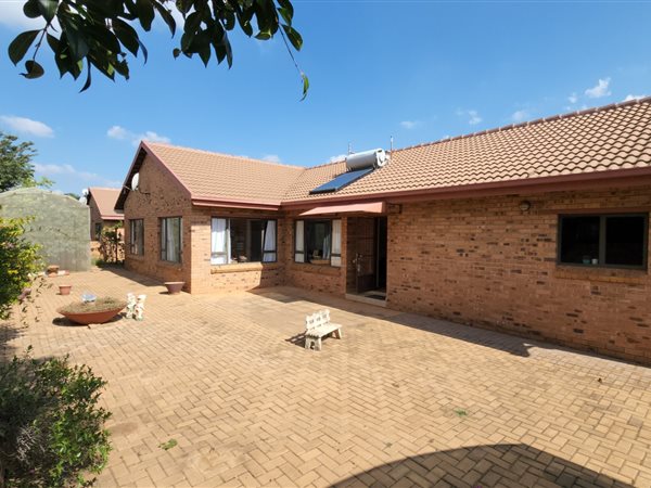 2 Bed Townhouse in Kleinfontein