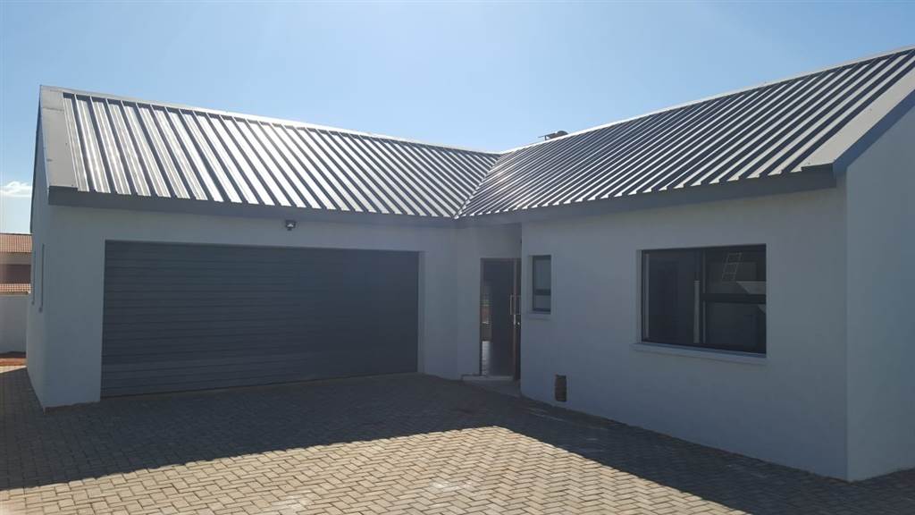 3 Bed Townhouse in Kameeldrift East photo number 1