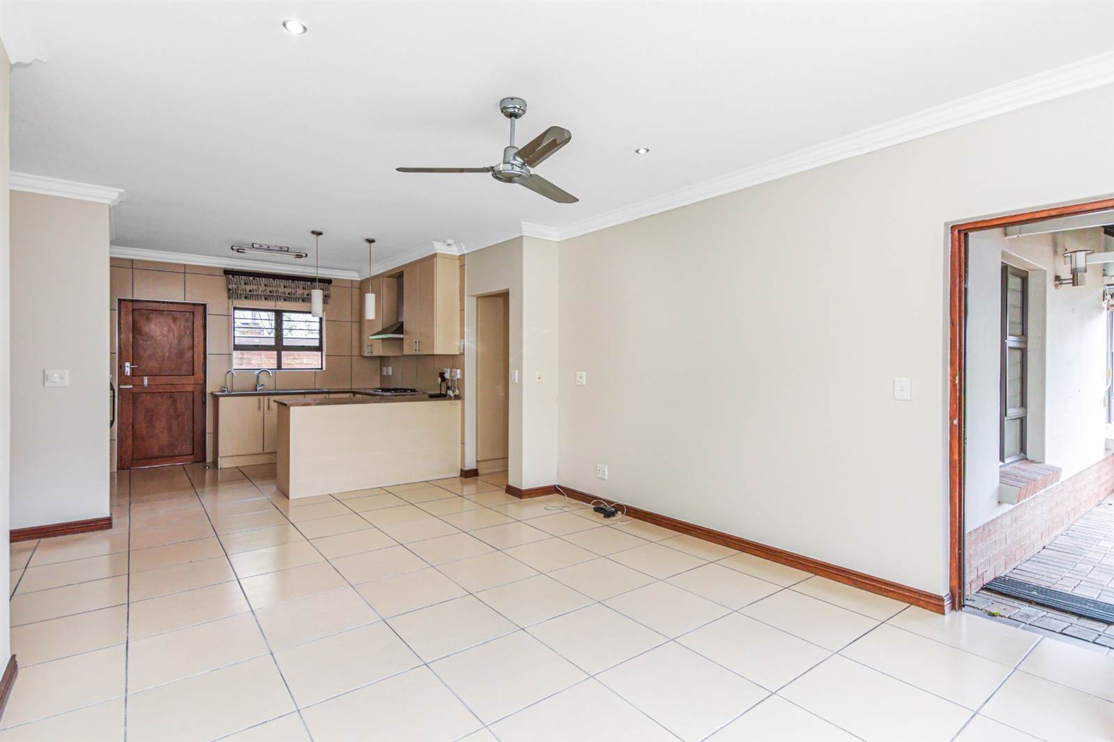 2 Bed Simplex in Douglasdale photo number 5