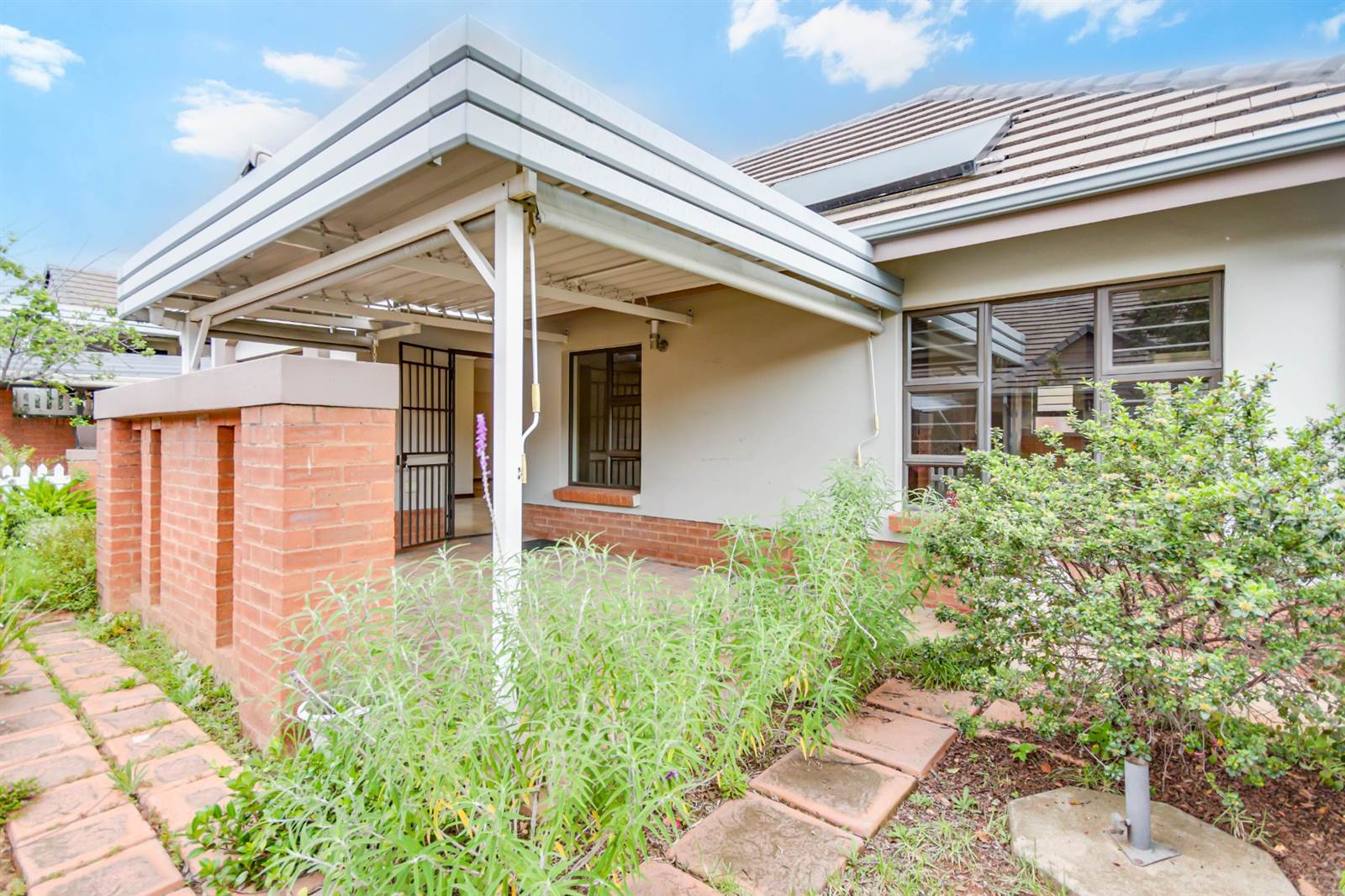 2 Bed Simplex in Douglasdale photo number 2