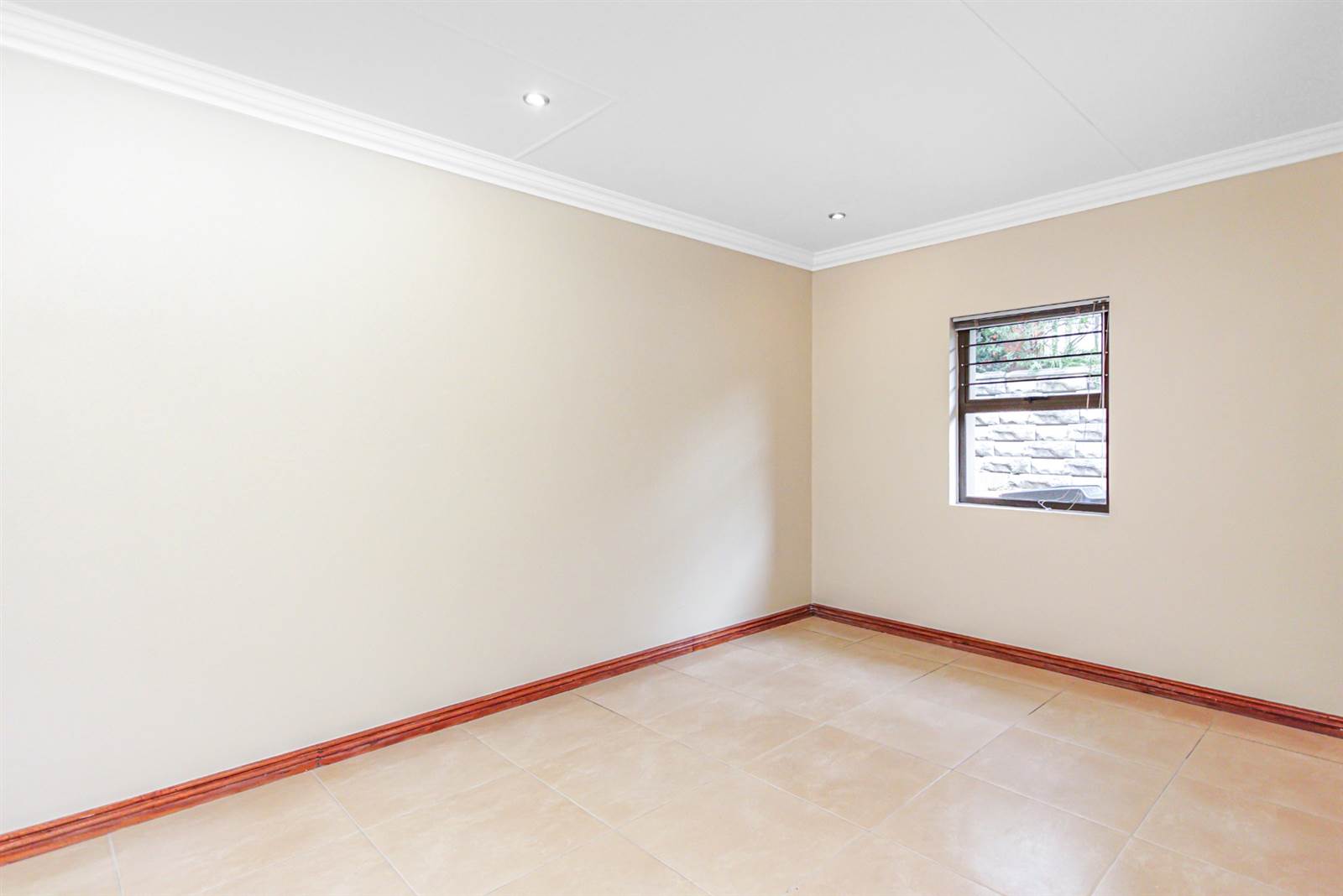 2 Bed Simplex in Douglasdale photo number 9