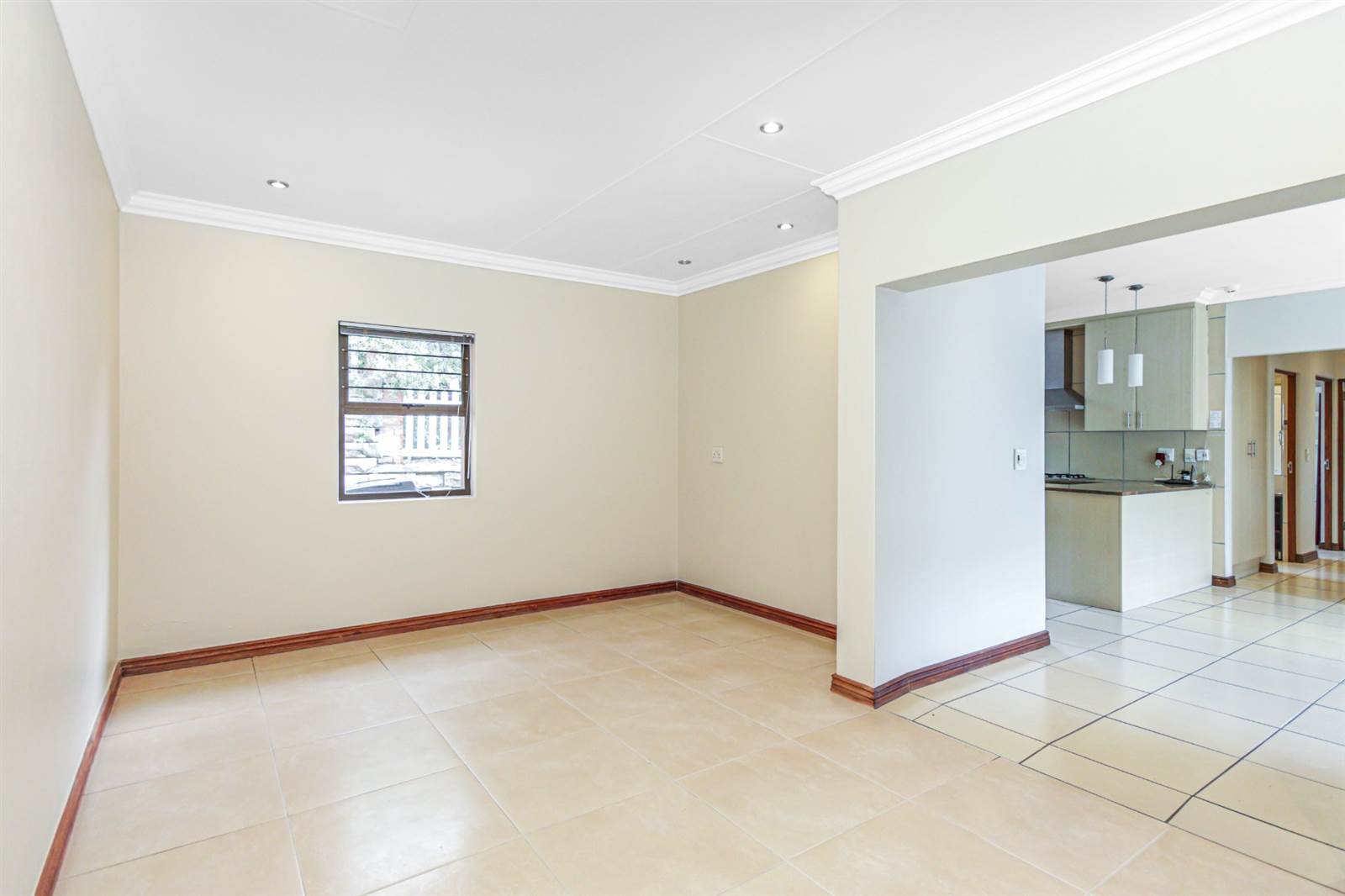 2 Bed Simplex in Douglasdale photo number 8