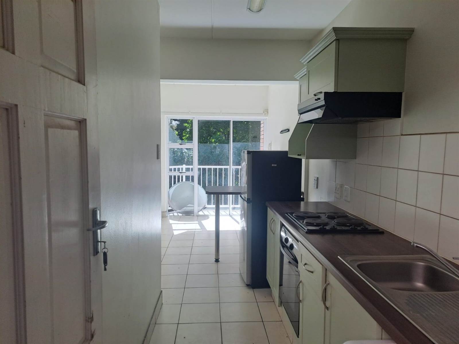 2 Bed Apartment in Grahamstown Central photo number 3