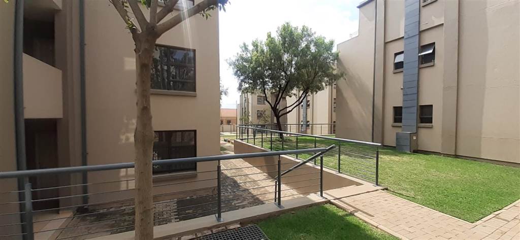 3 Bed Apartment in Ruimsig photo number 24