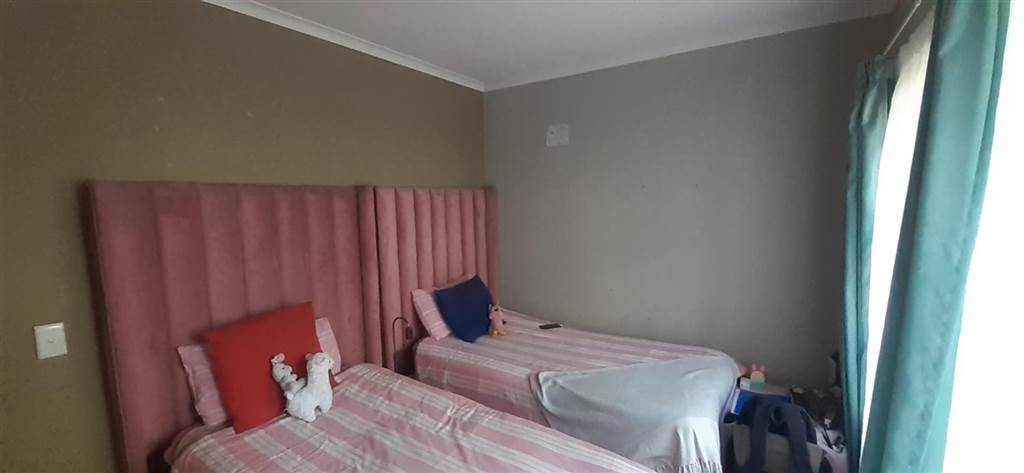 3 Bed Apartment in Ruimsig photo number 11