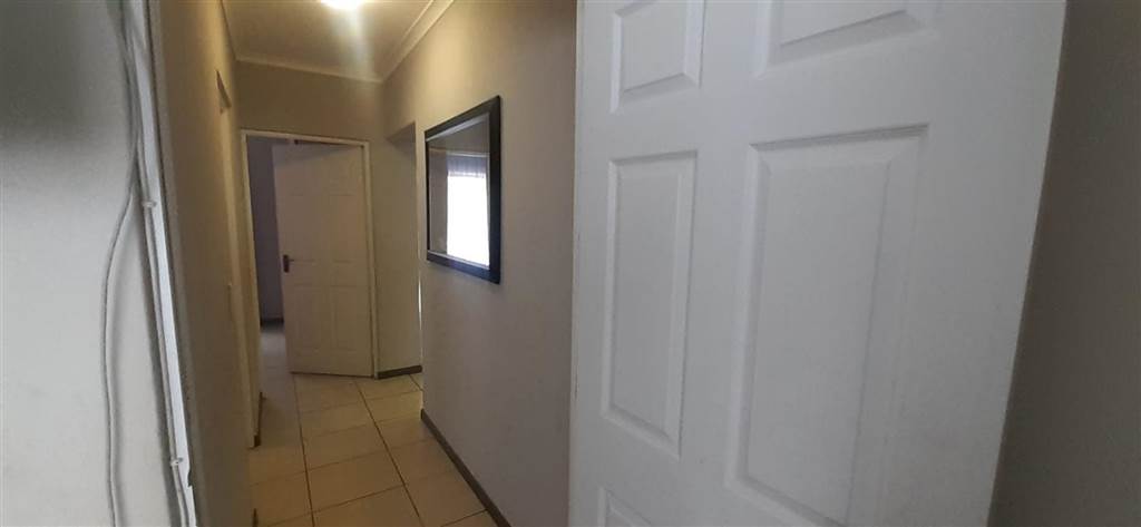 3 Bed Apartment in Ruimsig photo number 9