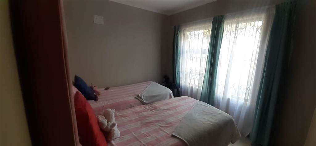 3 Bed Apartment in Ruimsig photo number 10