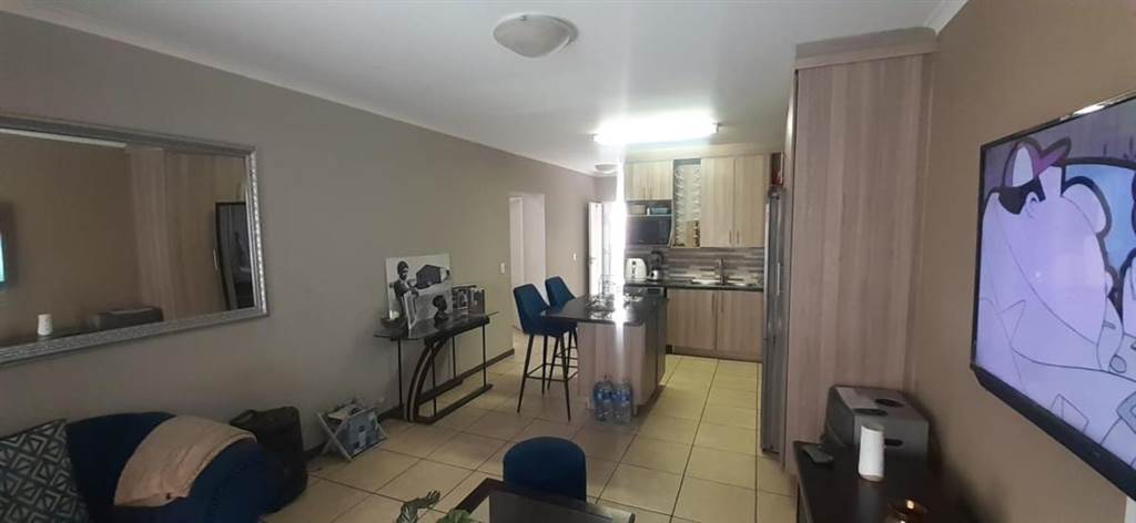 3 Bed Apartment in Ruimsig photo number 8