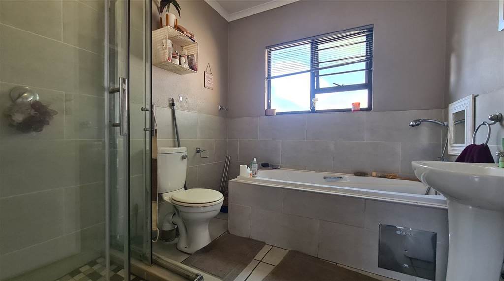 2 Bed Simplex in Potchefstroom Central photo number 16