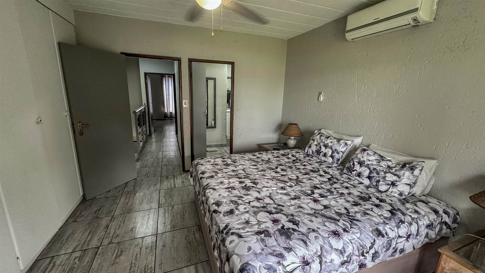 2 Bed Apartment in Hartbeespoort Dam photo number 16
