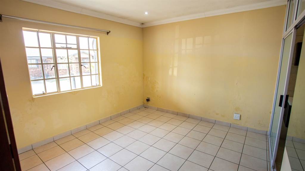 2 Bed Townhouse in Crystal Park photo number 16