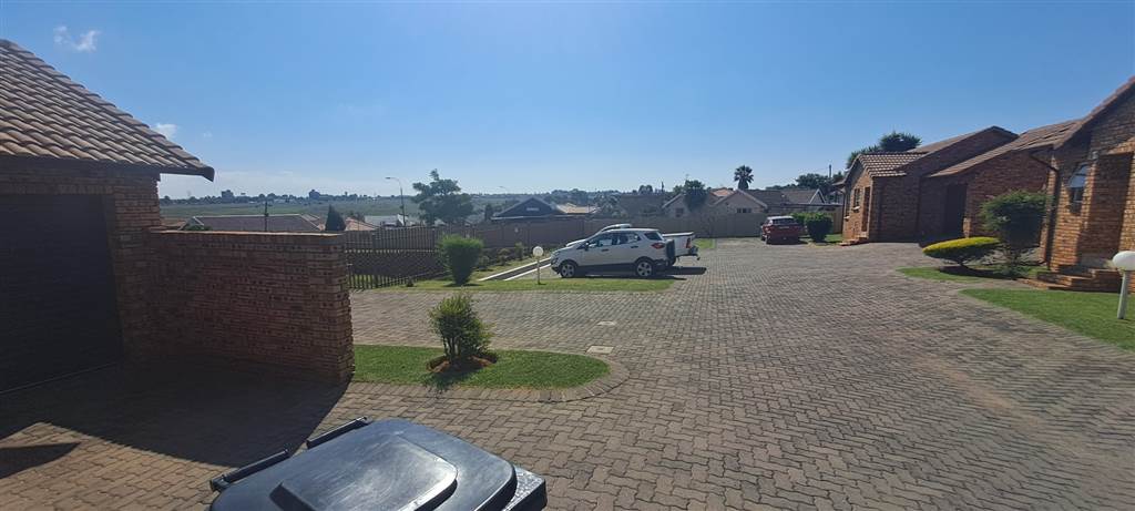 3 Bed Townhouse in Witpoortjie photo number 4