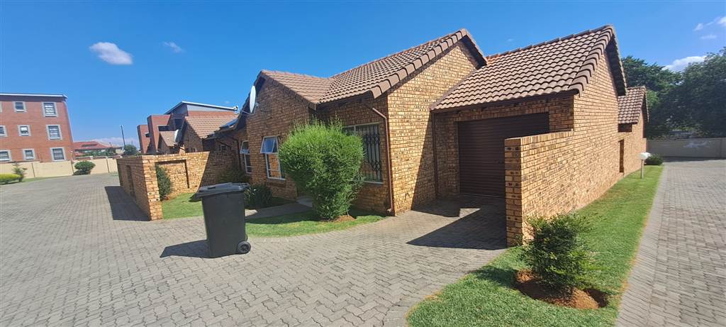 3 Bed Townhouse in Witpoortjie photo number 1