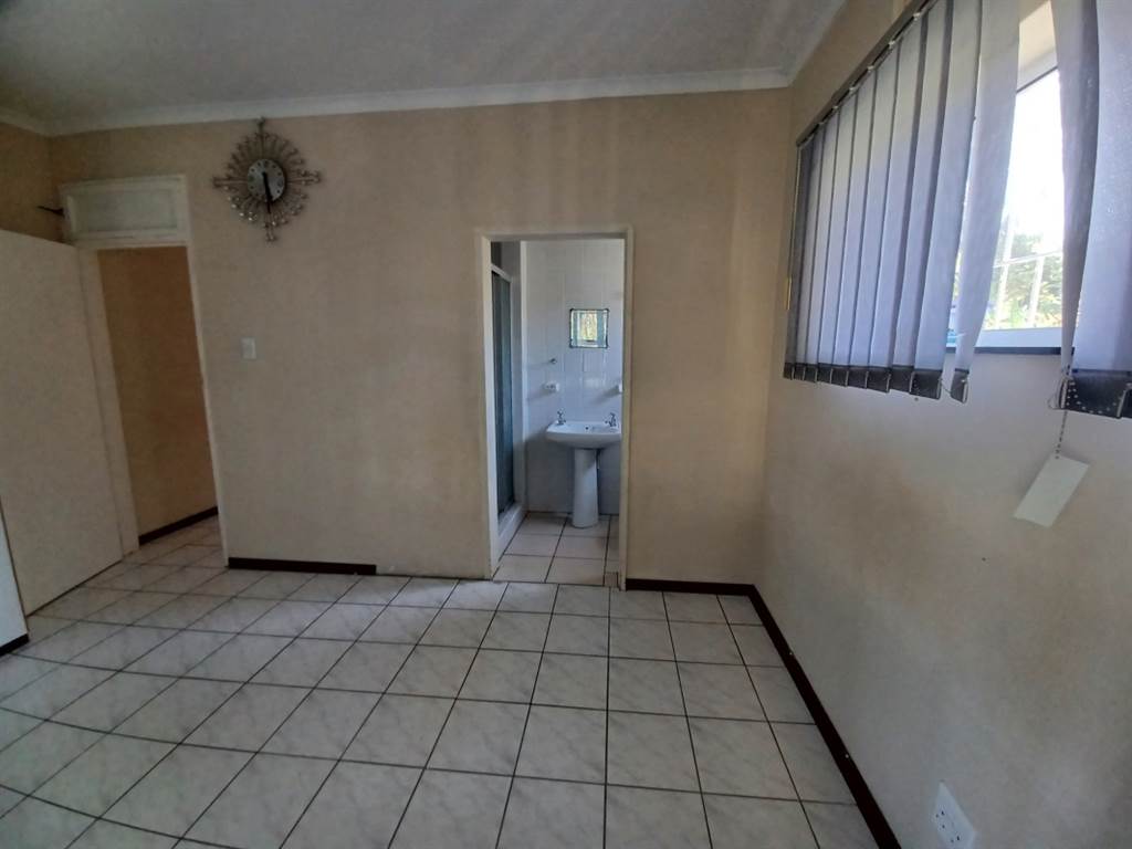 3 Bed House in Uvongo photo number 10