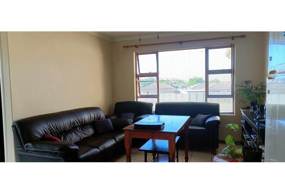2 Bed Apartment in Durbanville Central photo number 7