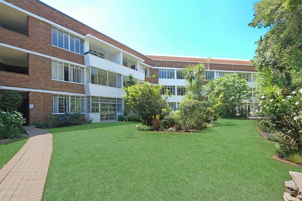 4 Bed Apartment in Illovo photo number 3