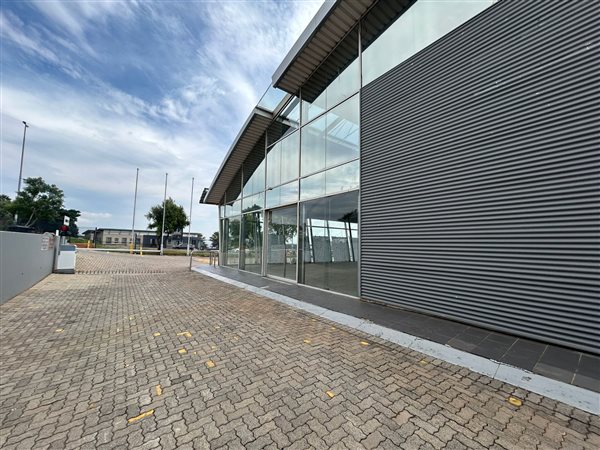 1 072  m² Commercial space