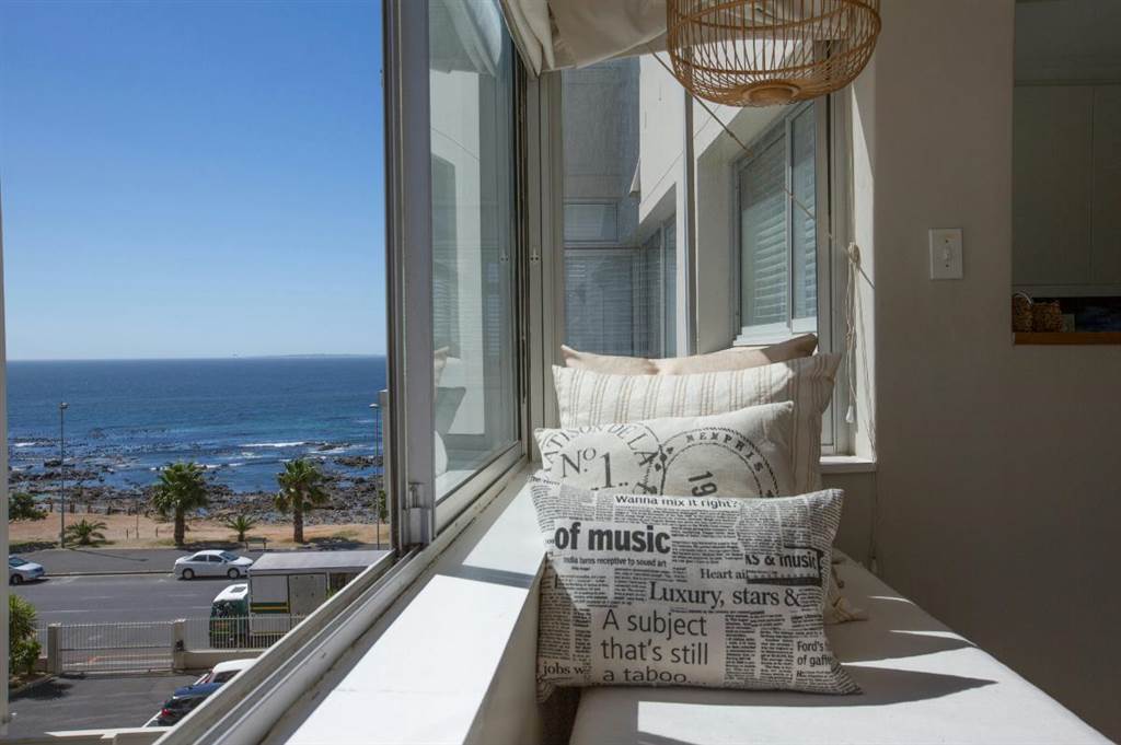 2 Bed Apartment in Mouille Point photo number 20