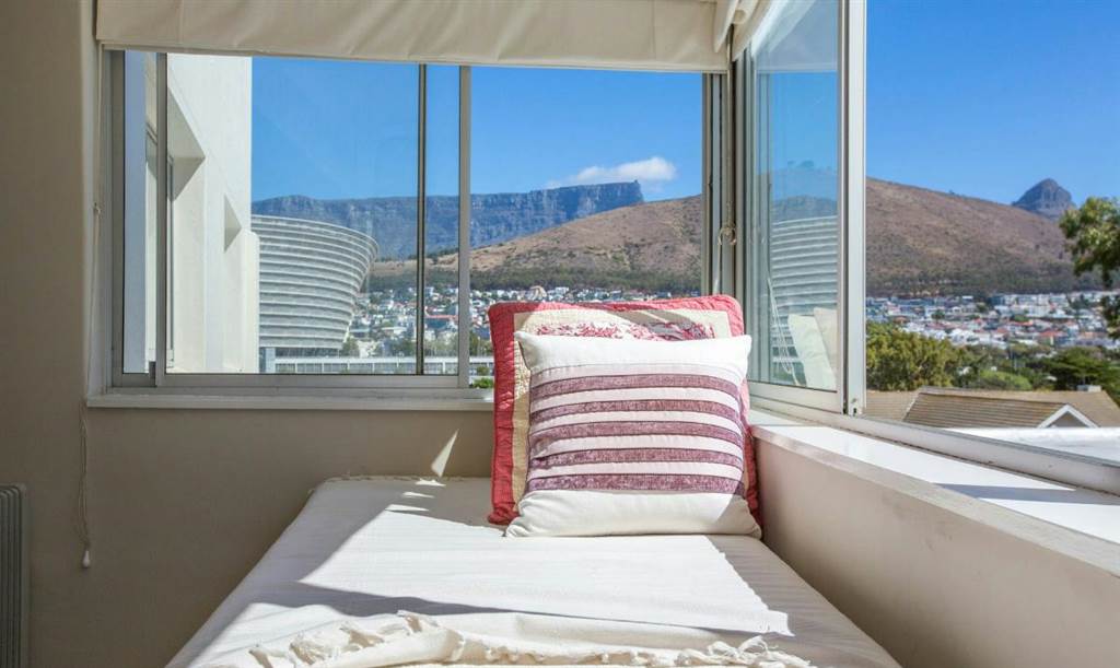2 Bed Apartment in Mouille Point photo number 19