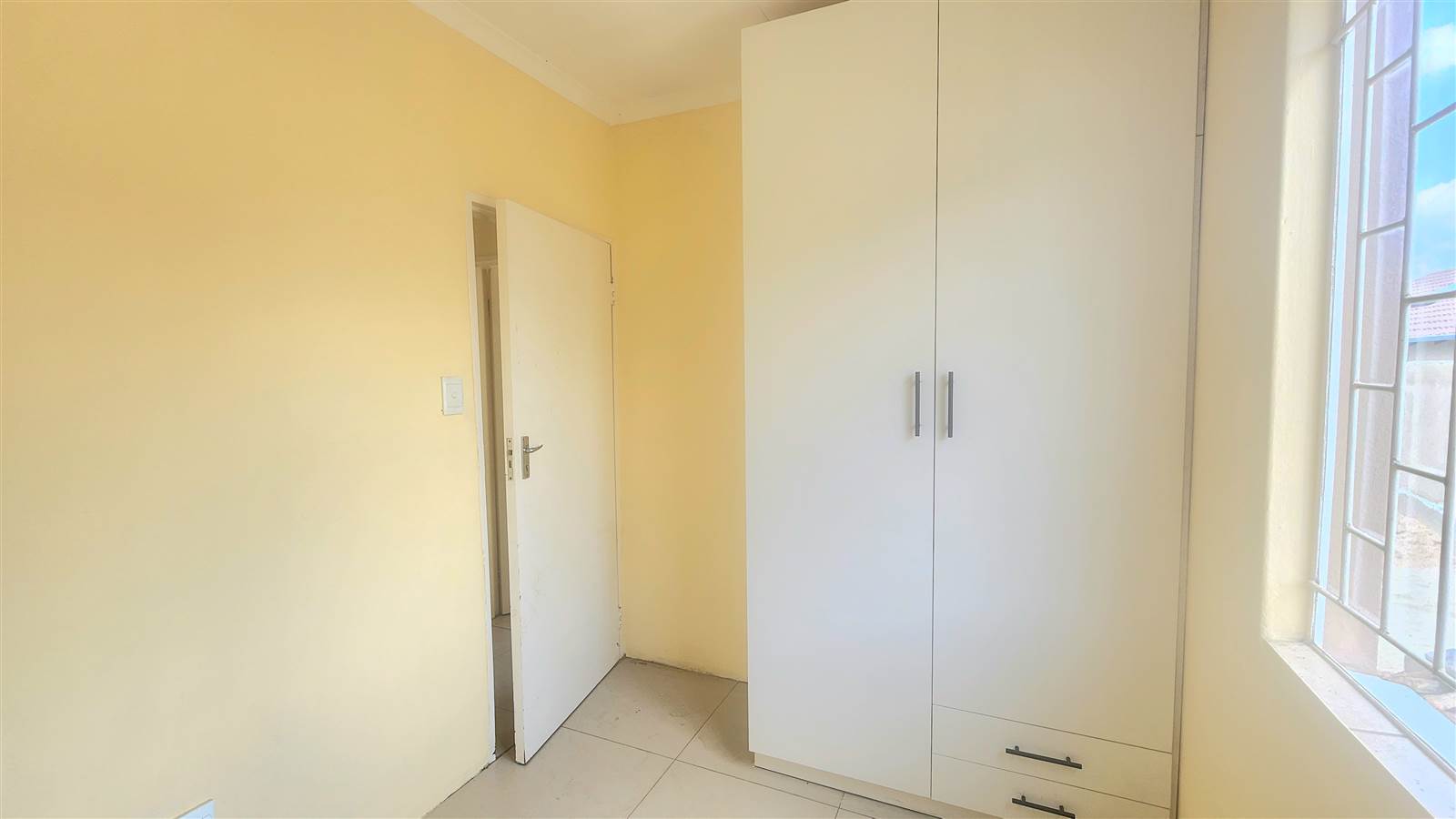 2 Bed Cluster in Bloubosrand photo number 14