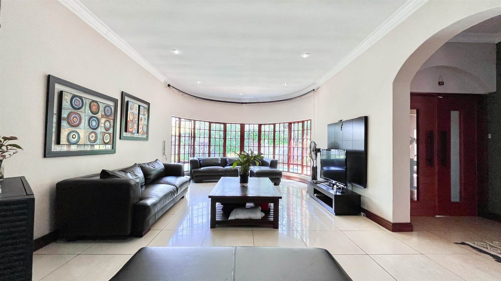 5 Bed House in Greenside photo number 4