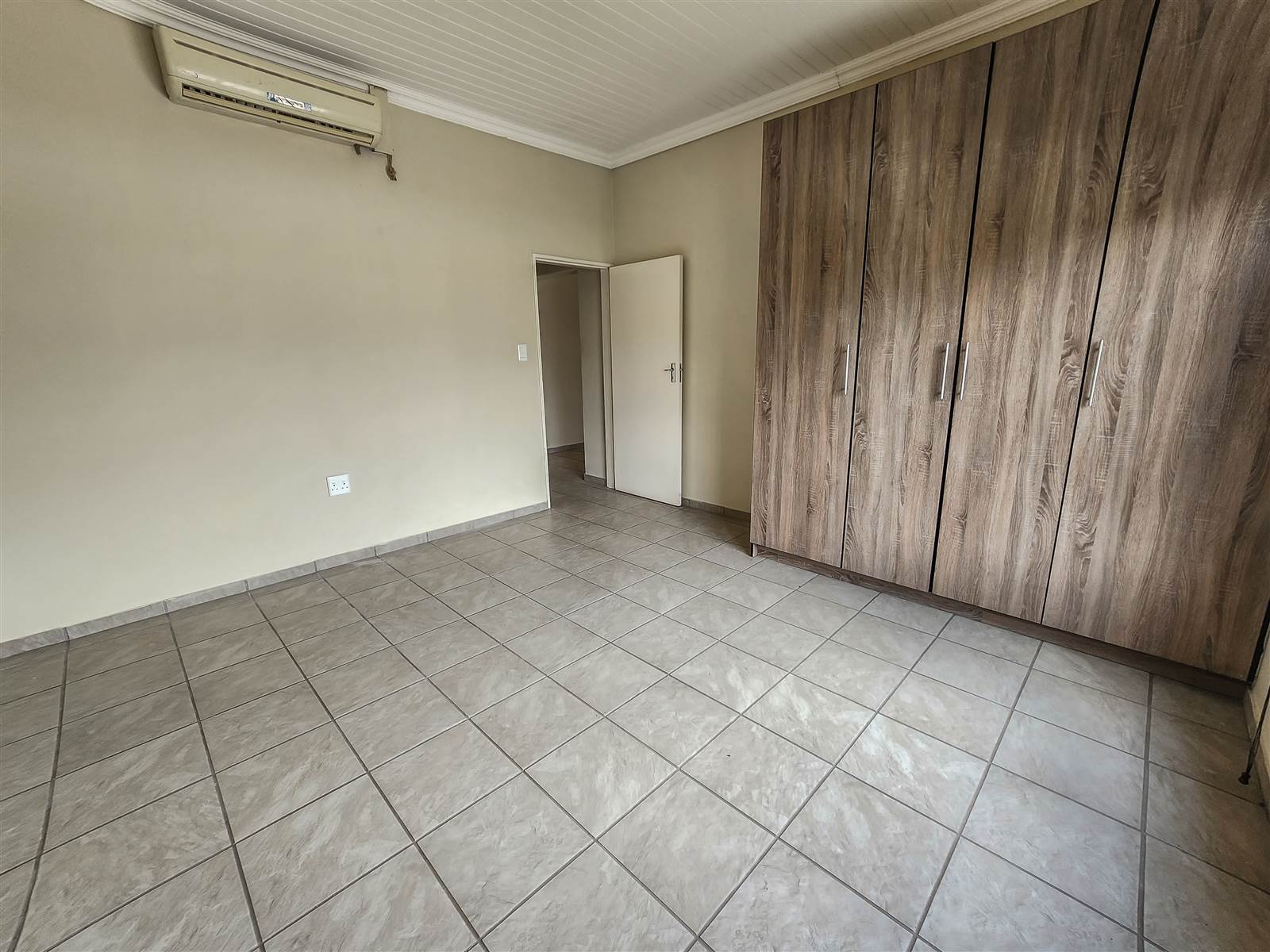 2 Bed Apartment in Hartbeespoort Dam photo number 5