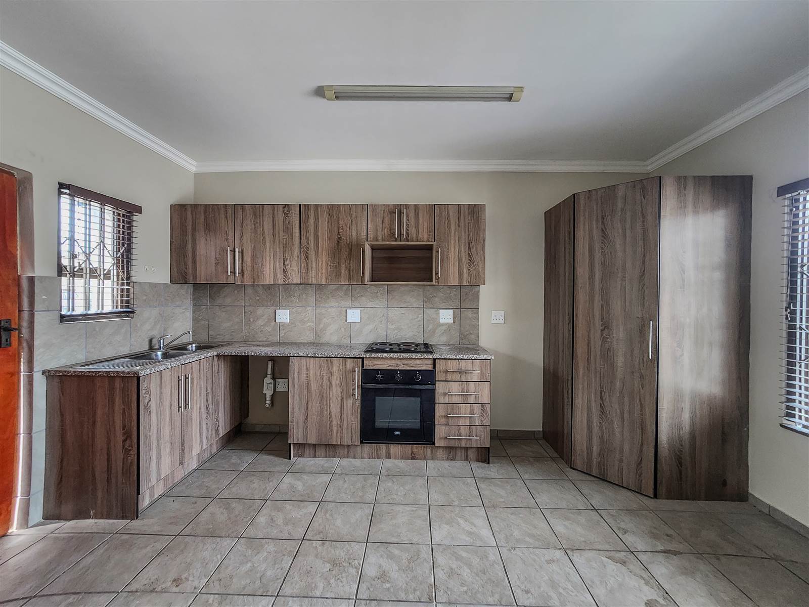 2 Bed Apartment in Hartbeespoort Dam photo number 4