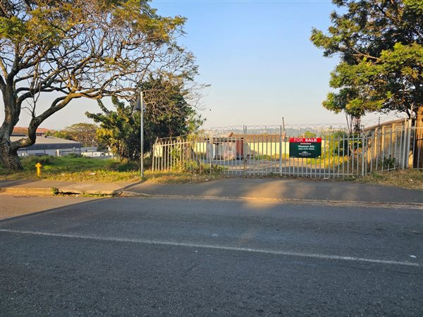 1027 m² Land available in Montclair