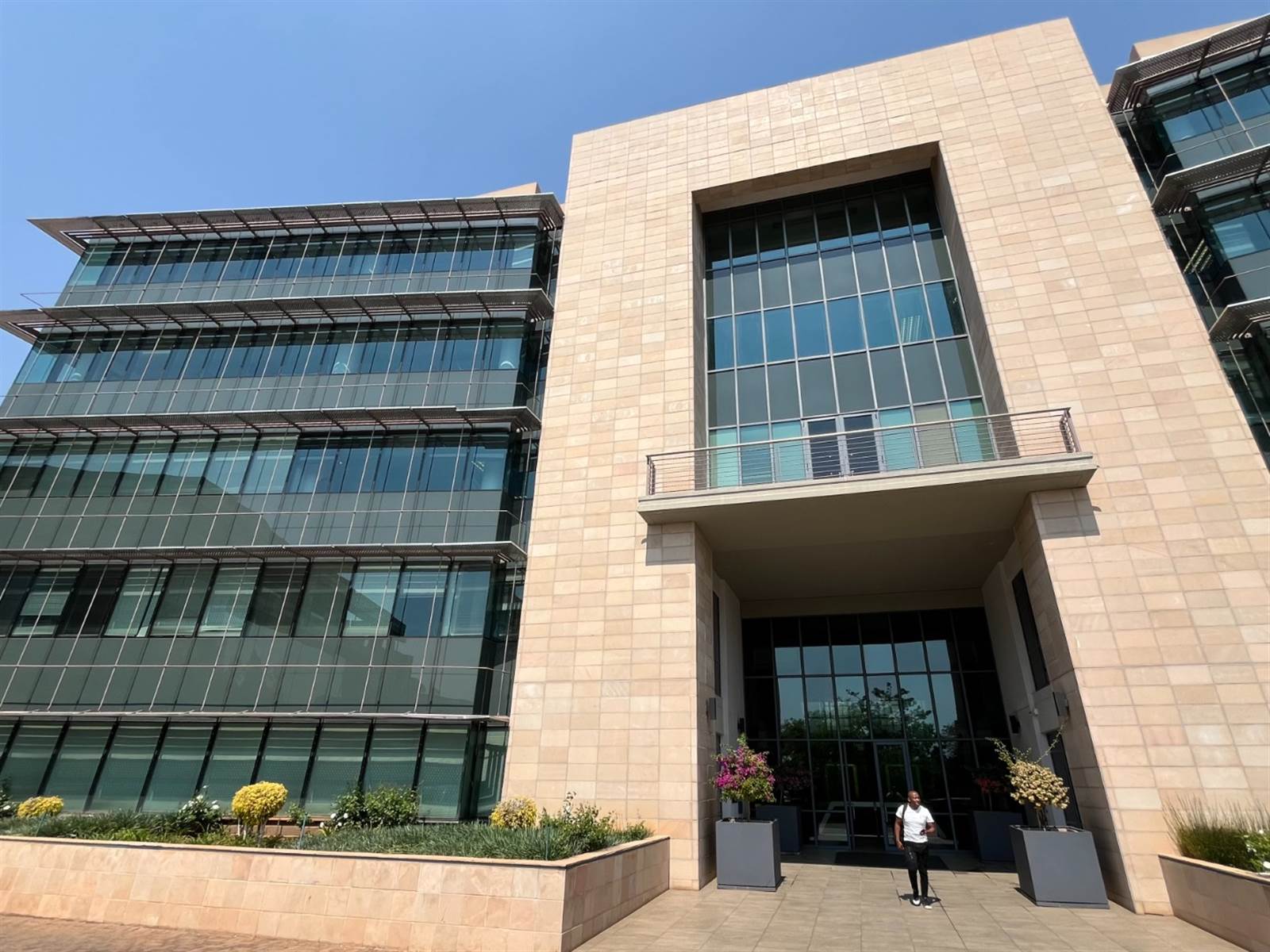 898.1 m² Commercial space to rent in Sandown RR4206547 Private Property