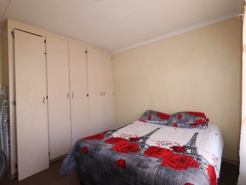 2 Bed Apartment in Uitsig photo number 10
