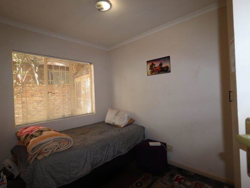 2 Bed Apartment in Uitsig photo number 13