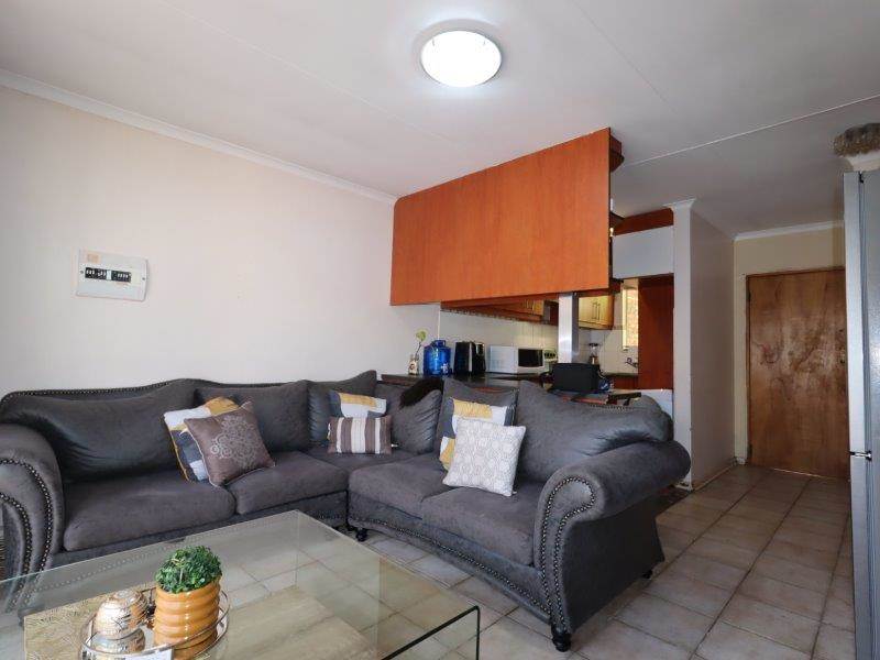 2 Bed Apartment in Uitsig photo number 2