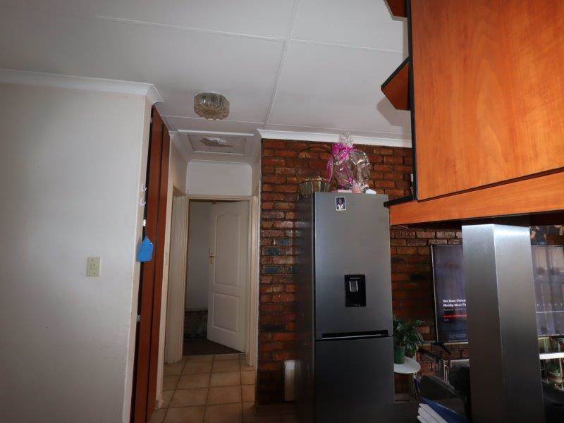 2 Bed Apartment in Uitsig photo number 7
