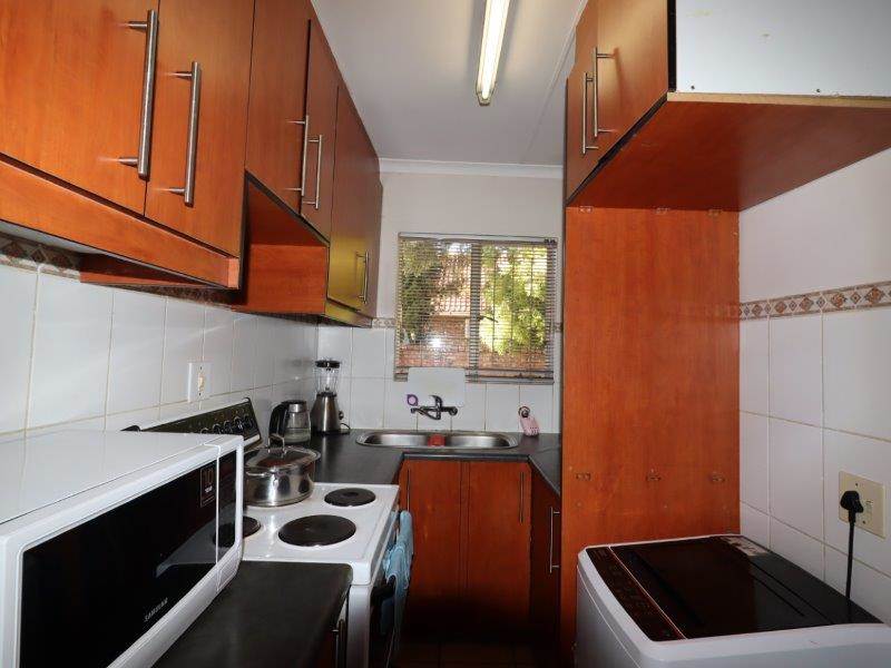2 Bed Apartment in Uitsig photo number 5