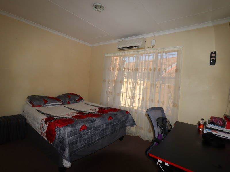 2 Bed Apartment in Uitsig photo number 9
