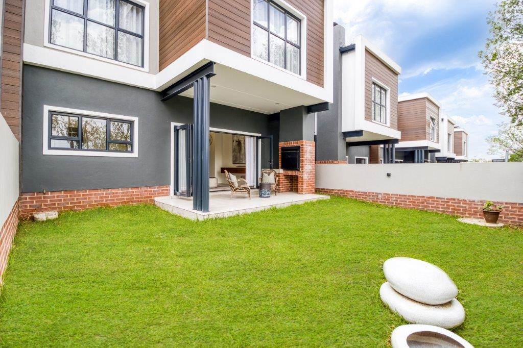 3 Bed Townhouse in Sunninghill photo number 1