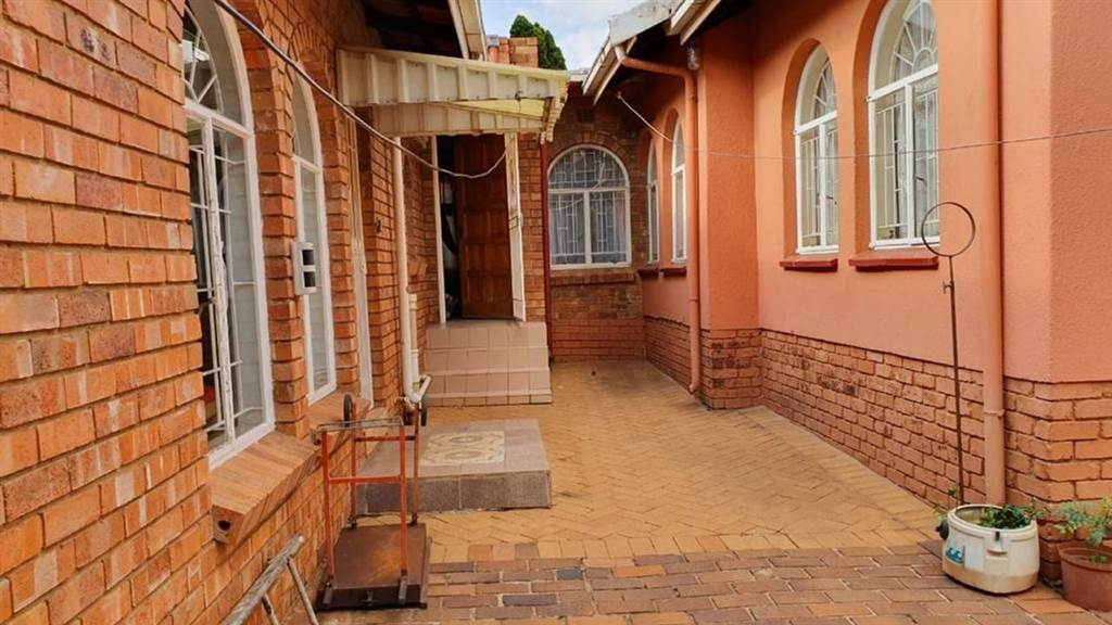 5 Bed House in Lenasia South photo number 7