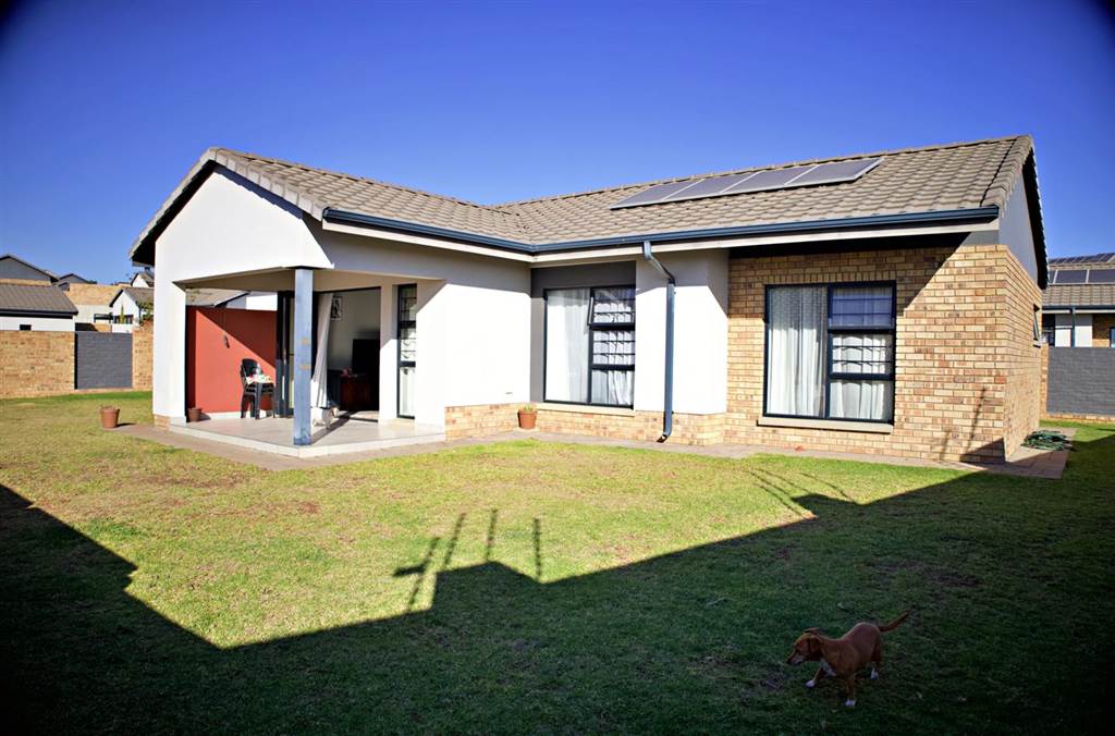 3 Bed House in Rooihuiskraal North photo number 17