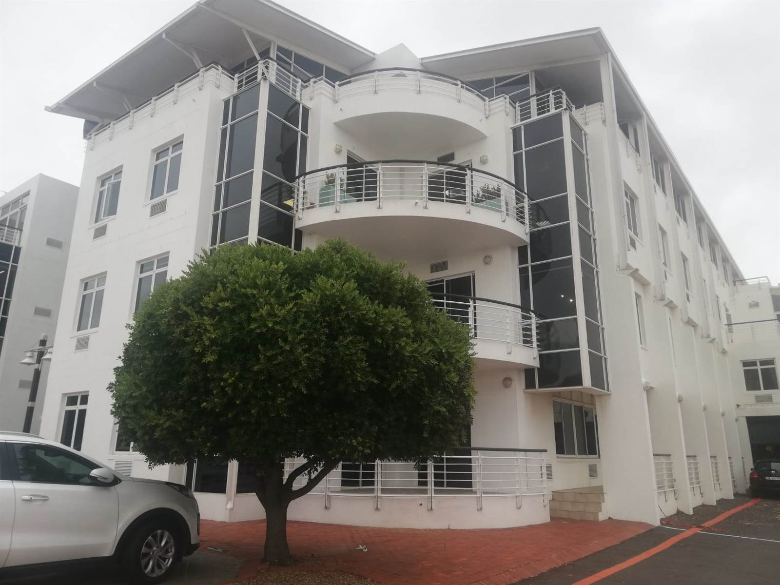 977  m² Office Space in Mouille Point photo number 1