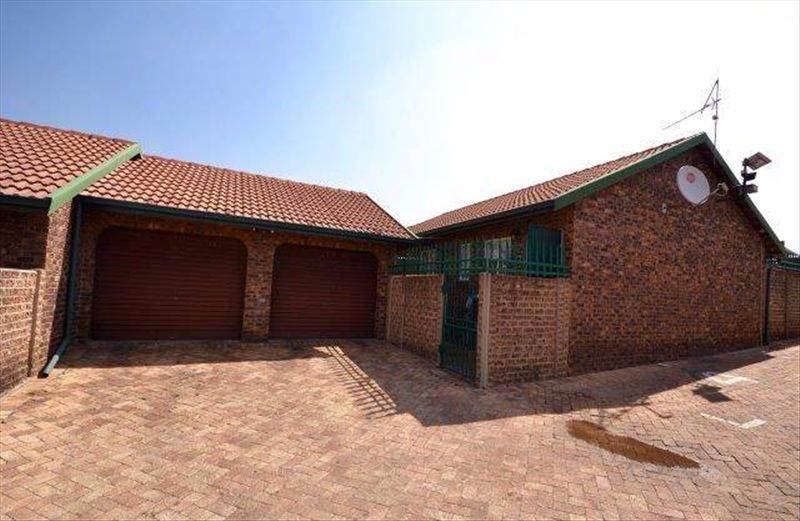 3 Bed Townhouse in Kempton Park Central photo number 1