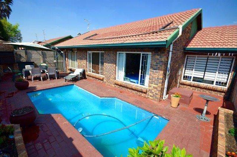 3 Bed Townhouse in Kempton Park Central photo number 2