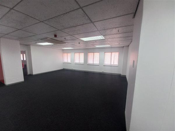 991  m² Commercial space