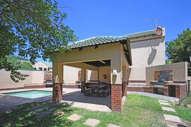 2 Bed Apartment in Johannesburg North photo number 13