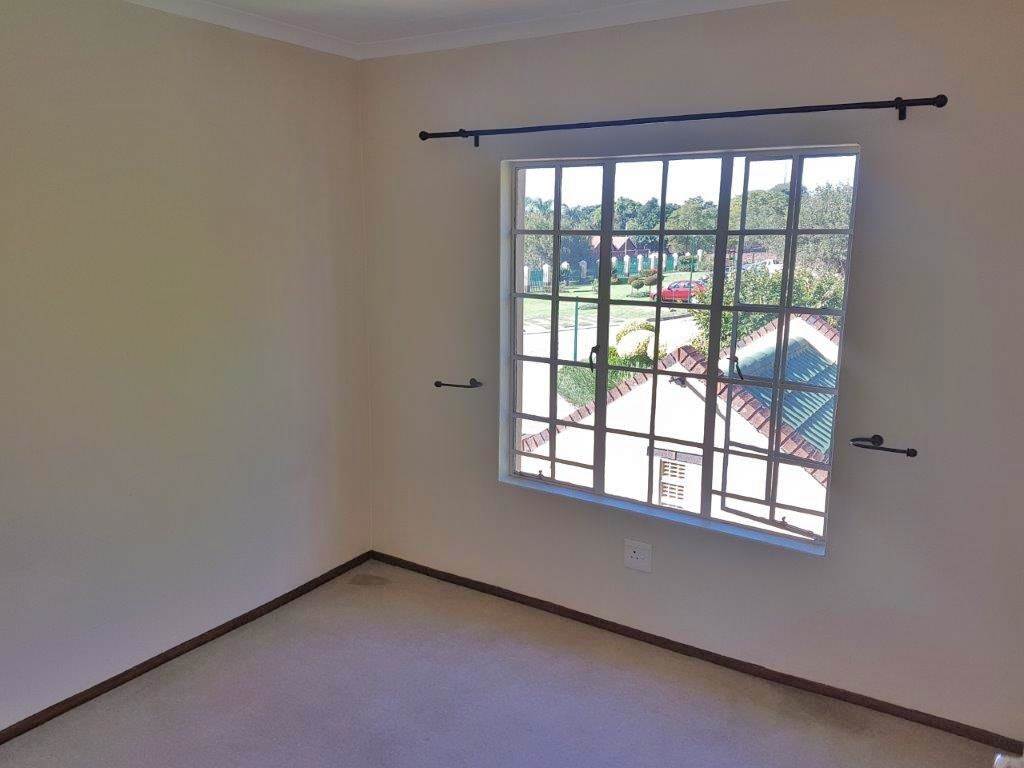 2 Bed Apartment in Johannesburg North photo number 11