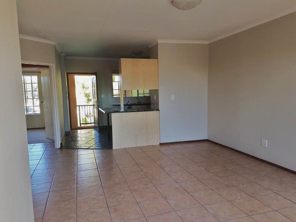 2 Bed Apartment in Johannesburg North photo number 5