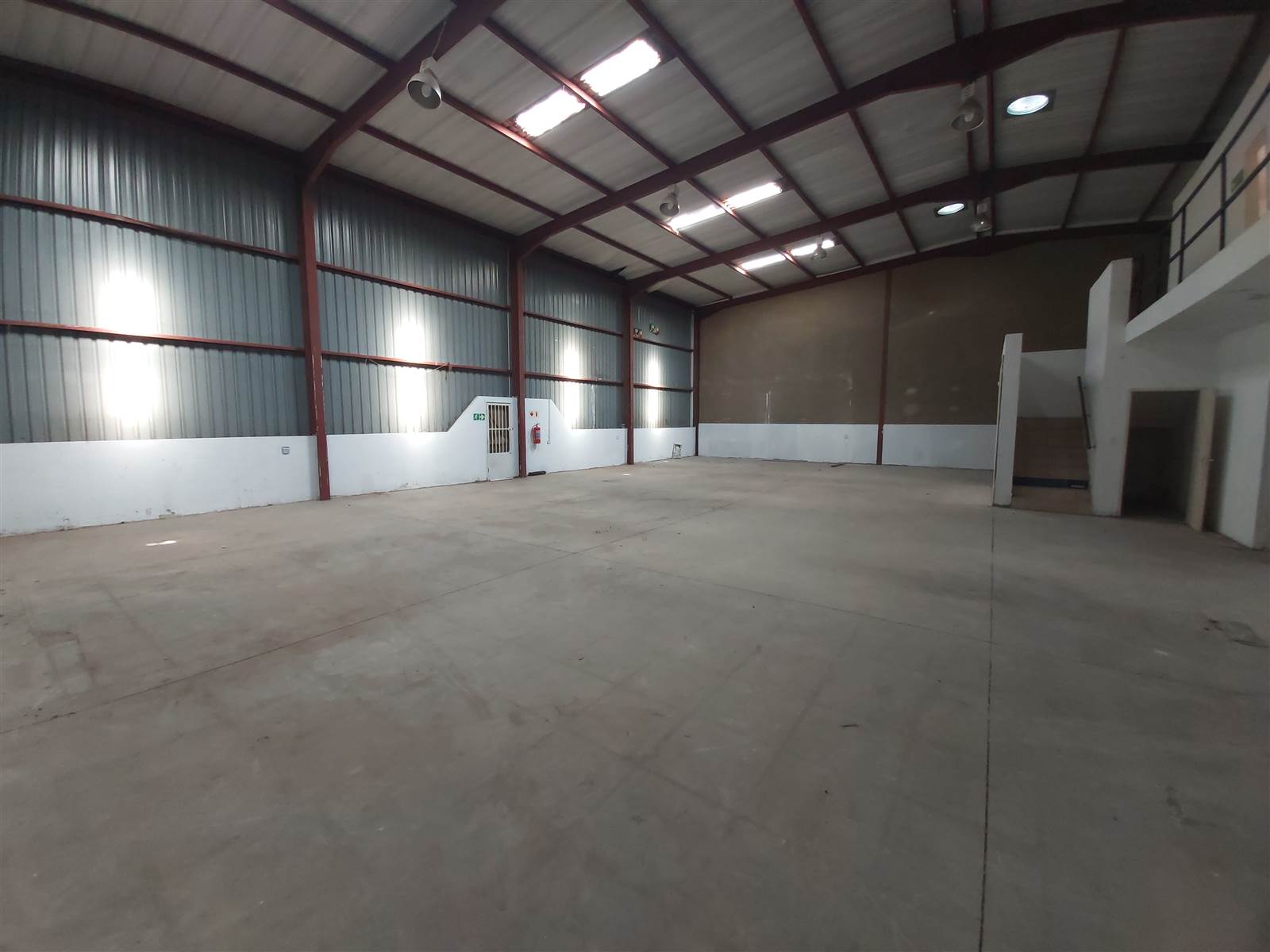 500  m² Industrial space in Eastgate photo number 2